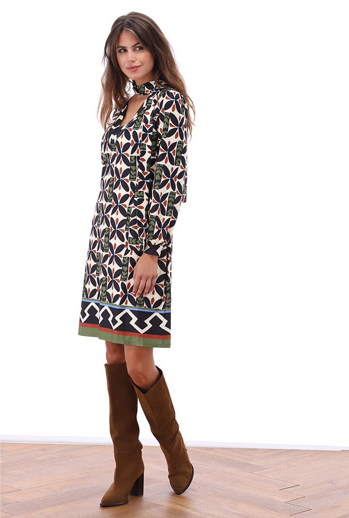 K-Design - V-hals-jurk met print (B108)
