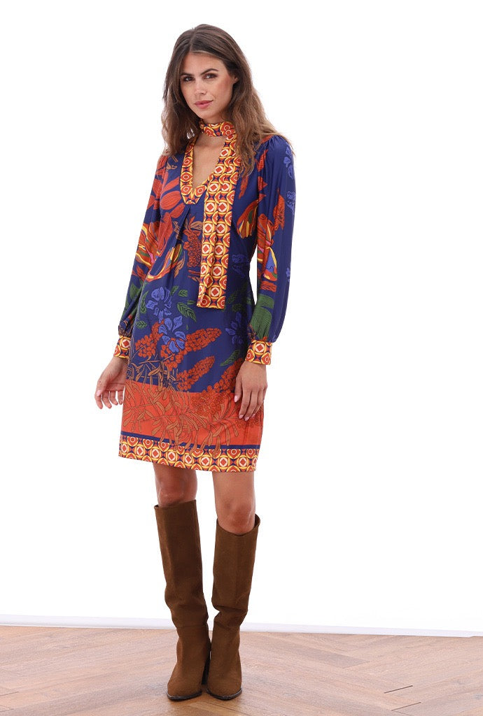 K-Design - V-hals jurk met design (B120)