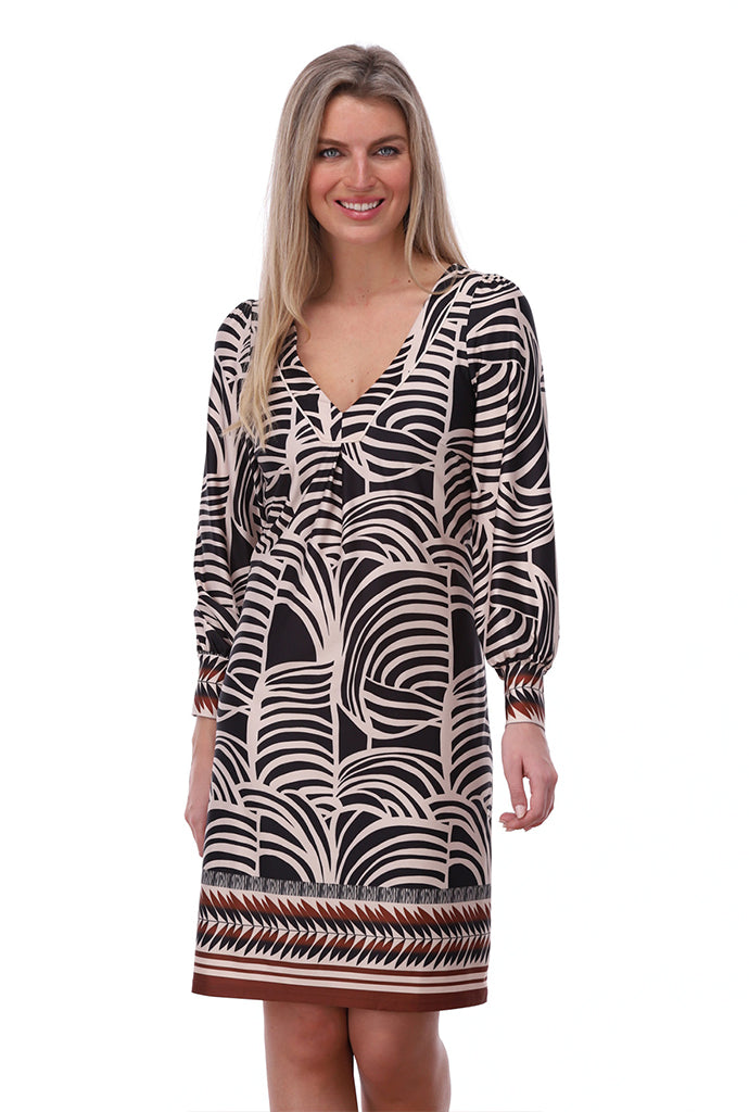 K-Design - V-hals jurk met design (B319)