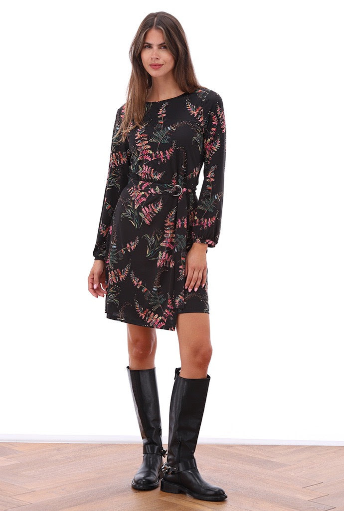 K-Design - Jurk met ronde hals, design en stoffen riem (B321)