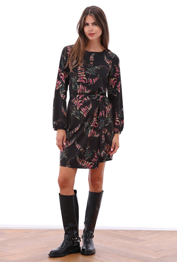 K-Design - Jurk met ronde hals, design en stoffen riem (B321)