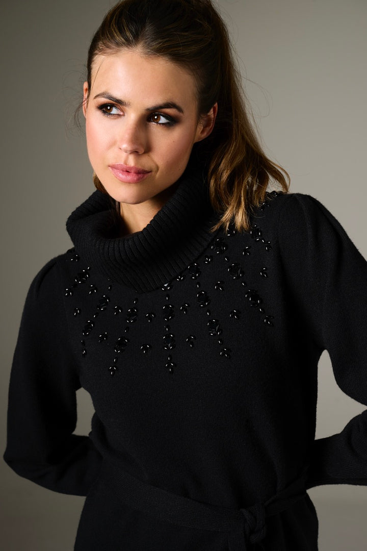 K-Design - Gebreide jurk met rolkraag, kralen en riem (B813)