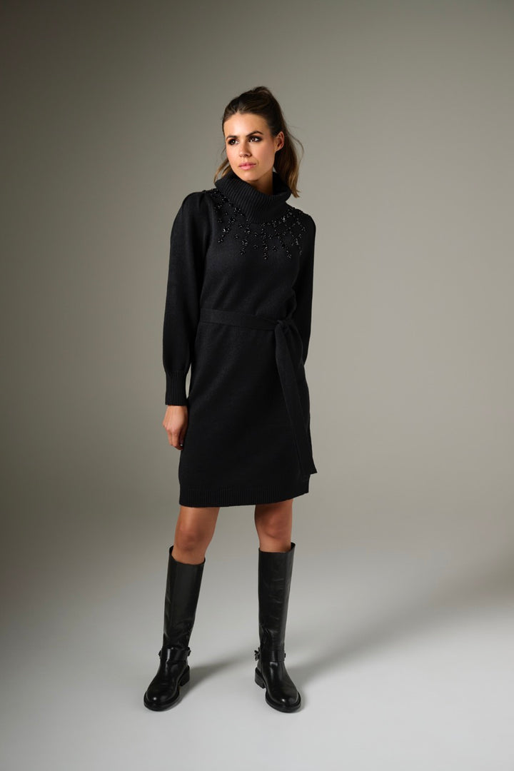 K-Design - Gebreide jurk met rolkraag, kralen en riem (B813)