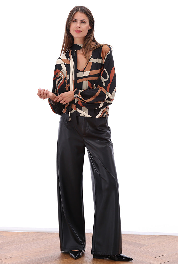 K-Design - V-hals top met design en sjaaltje (B338)